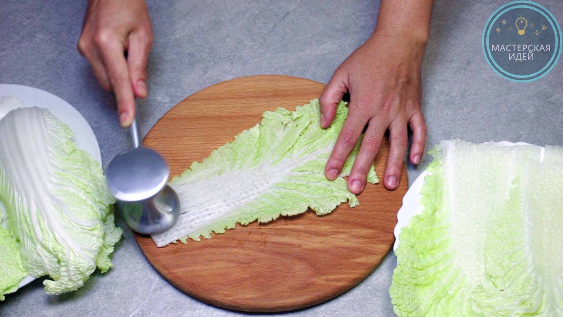 Капуста на воде китай. Wash and drain lettuce. Салат айсберг в руке. Промыть капусту. Как мыть пекинскую капусту.