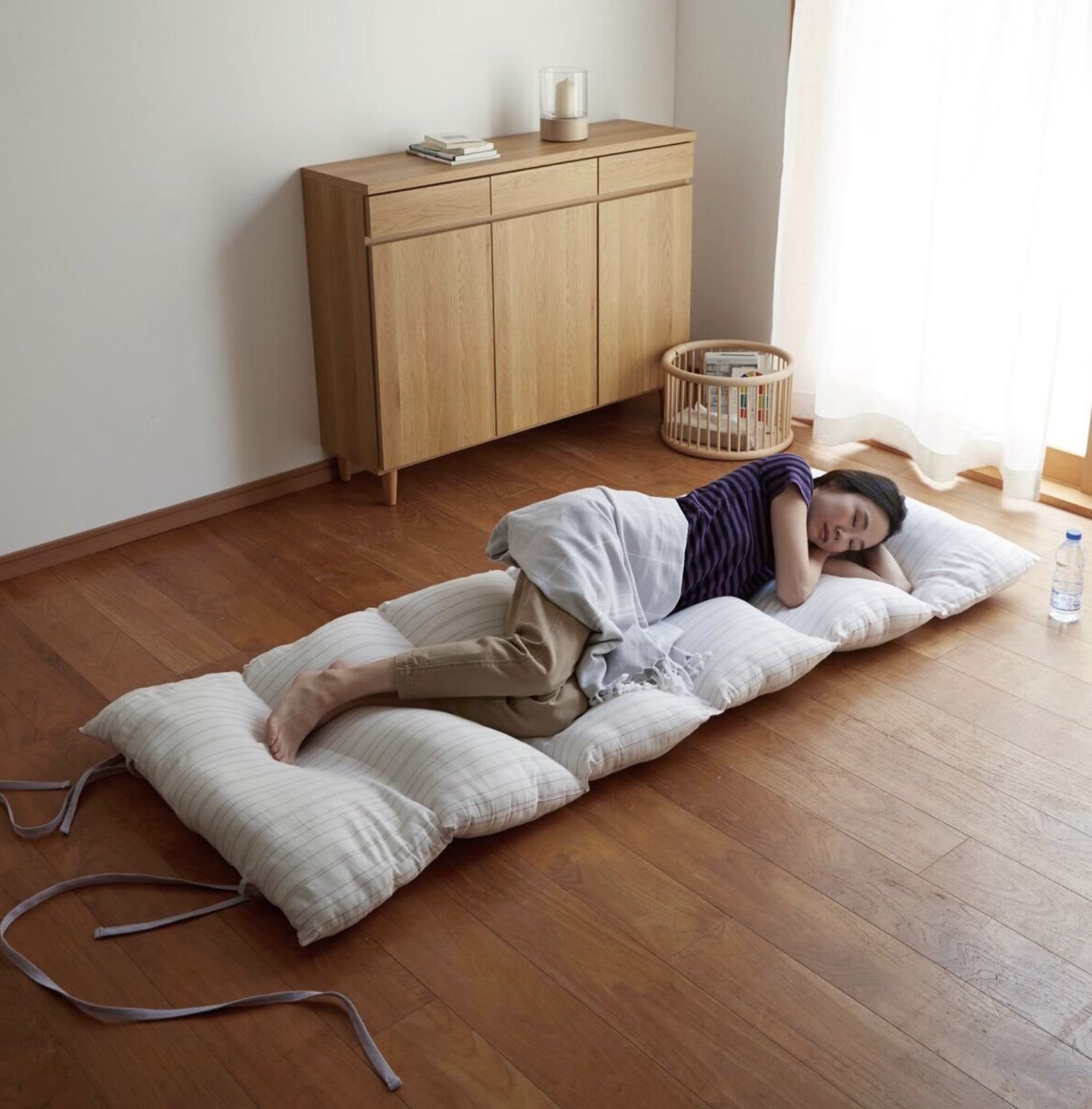 Сплю без матраса. Японская кровать на полу. Японский матрас для сна на полу. Японский Футон для сна. Японская кровать матрас на полу.