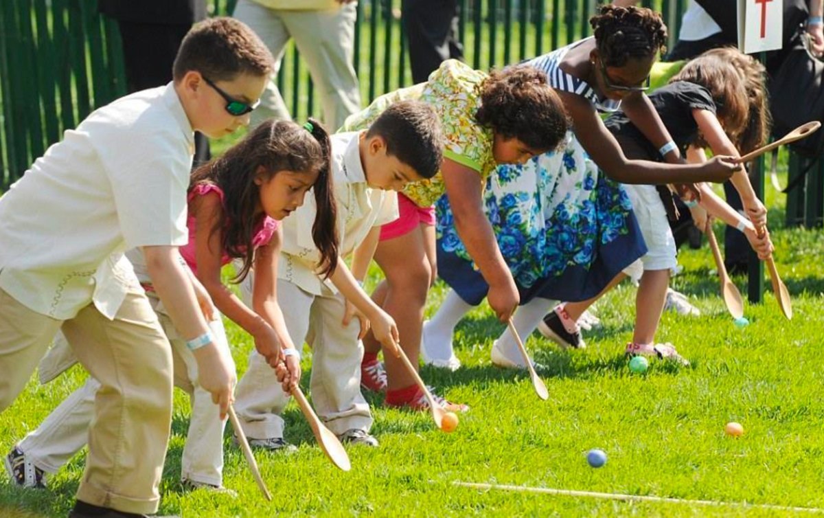 Яйца в сша. Катание яиц в Англии. Катание яиц в Америке. Egg Rolling. Катание яиц на Пасху в Англии.