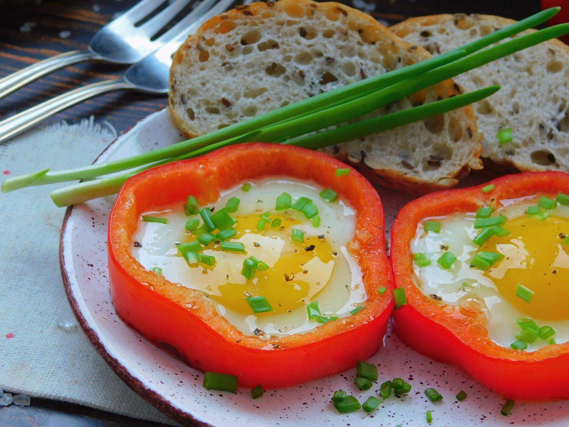 Яйцо запечь в перце в духовке. Вкусный завтрак. Помидоры фаршированные яйцом в духовке. Глазунья в перце. Яйцо в перце.