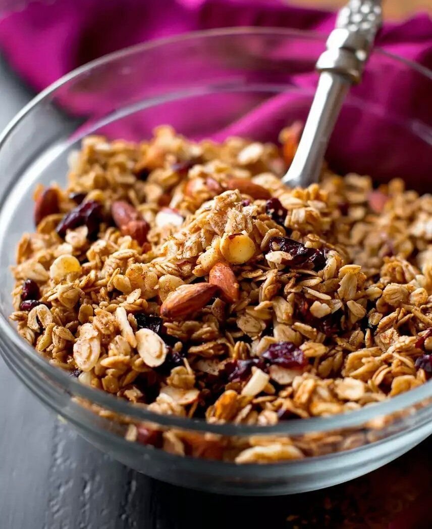 Хлопья польза. Гранола с овсянкой. Гранола Muesli. Granola мюсли. Гранола с орехами.