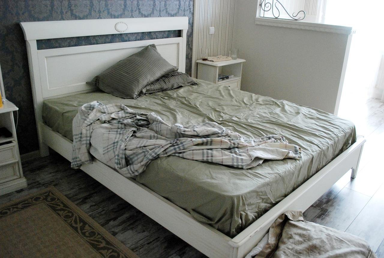 Скинь кровать. Незаправленная кровать. Не запоавленая кровать. Постельное белье на двуспальную кровать. Мятая кровать.