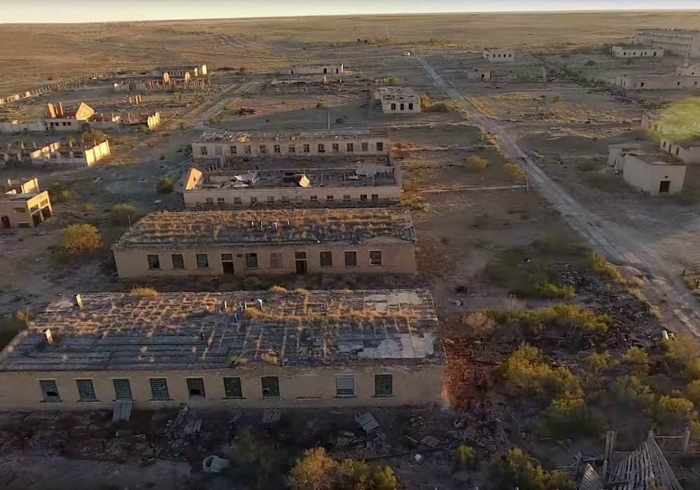 Аральск. Аральское море остров Возрождения. Город Аральск-7 (Кантубек). Город призрак Аральск 7. Полигон Бархан остров Возрождения.