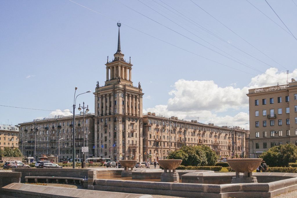 Купить проспект московский спб. Генеральский дом Санкт-Петербург Московский проспект. Московский проспект СПБ сталинский Ампир. Дом со шпилем на Московском проспекте. Дом со шпилем парк Победы Санкт-Петербург.