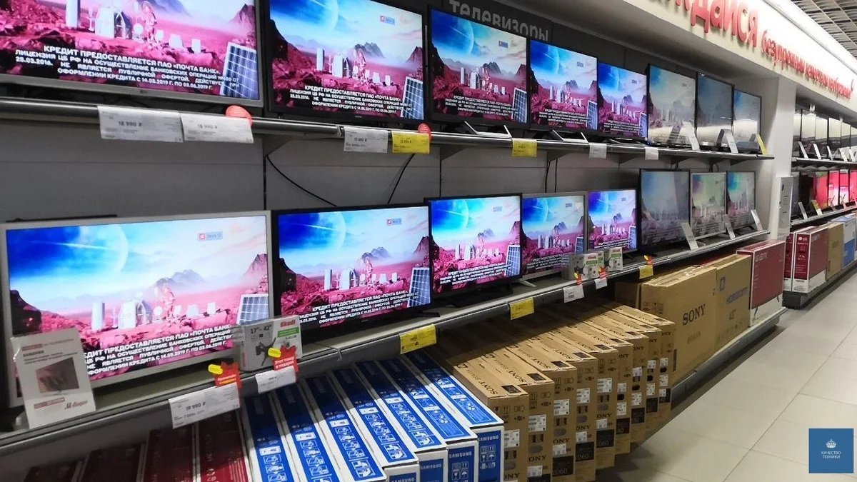 Телевизор на стене в магазине. Витрина с телевизорами. Витрина с телевизорами на улице. Экран для витрины. Витрина с телевизорами.