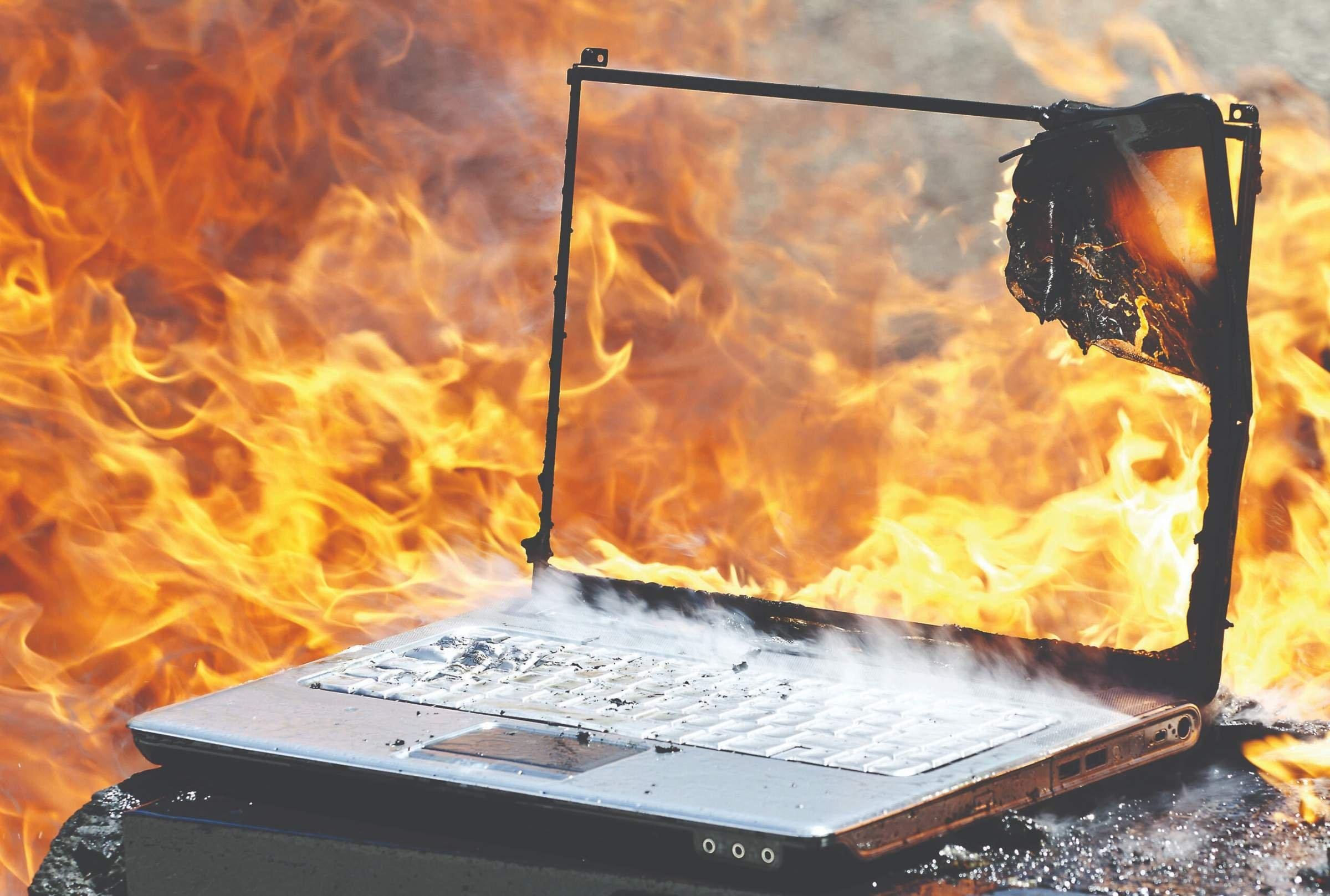 Компьютер горит. Комп горит. Компьютер взорвался. Горящий системник. Сгоревший пк.