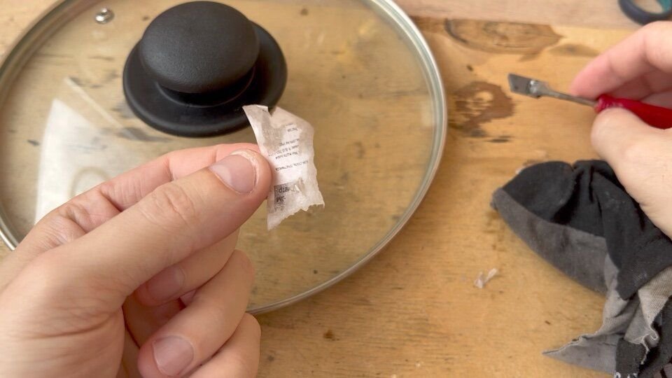 отклеивание этикеток. средство для отмывания клея. липкие следы от наклеек. этикетка пластиковая посуда. как убрать слой от наклейки.