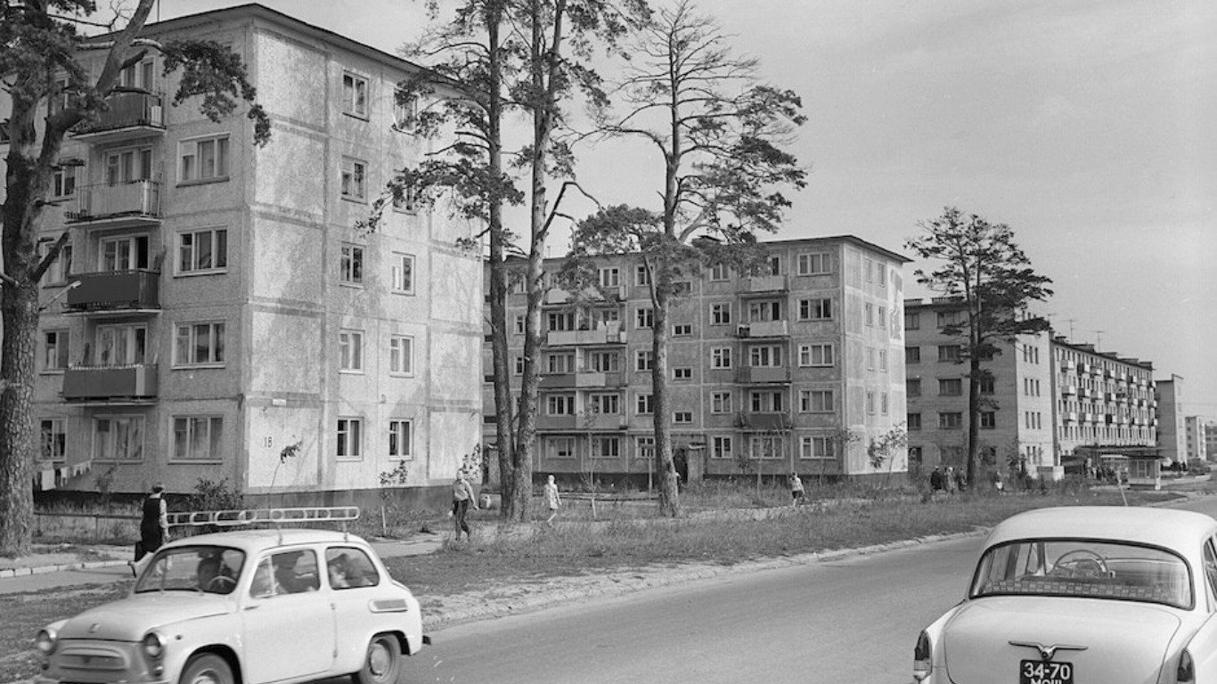 Советский дом фото. Хрущевки 1957. Хрущевки панельные постройки 1957-1970 г.г. Панельные хрущёвки 60х. Хрущевки в 1960х.