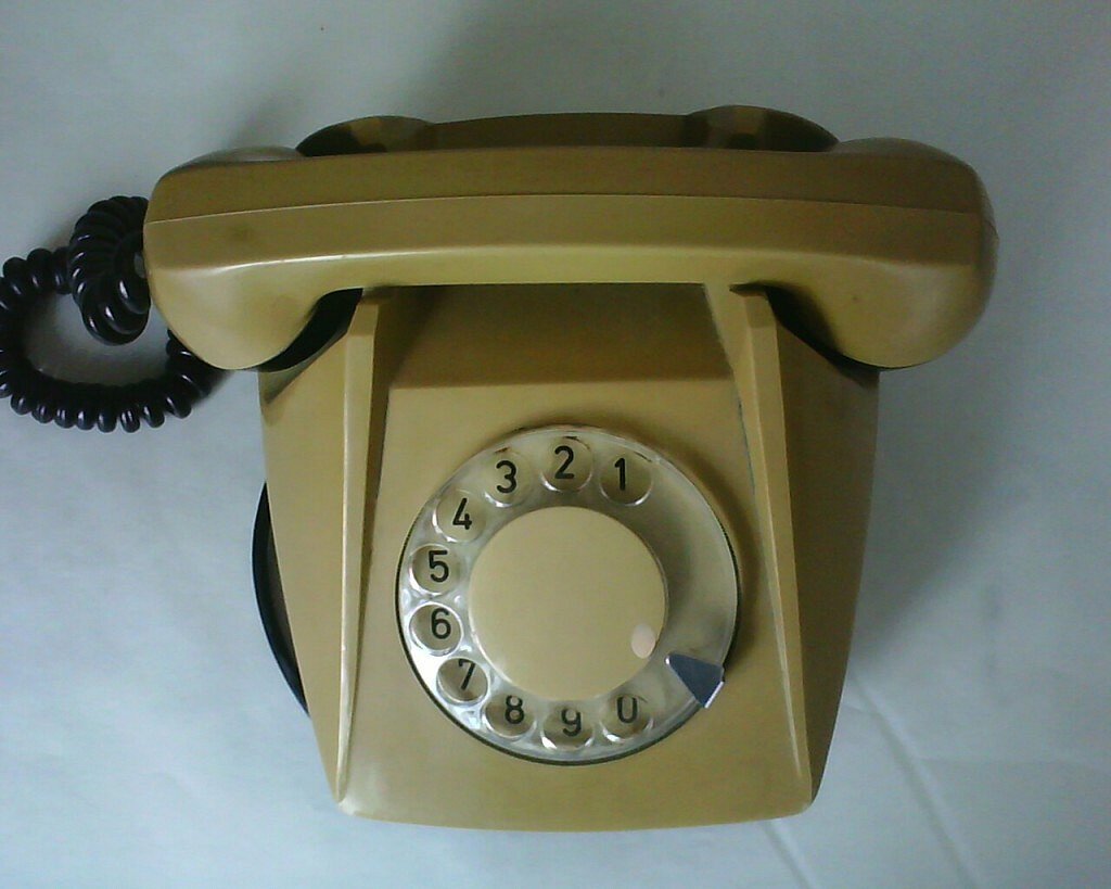 Фото телефона с диском старого образца