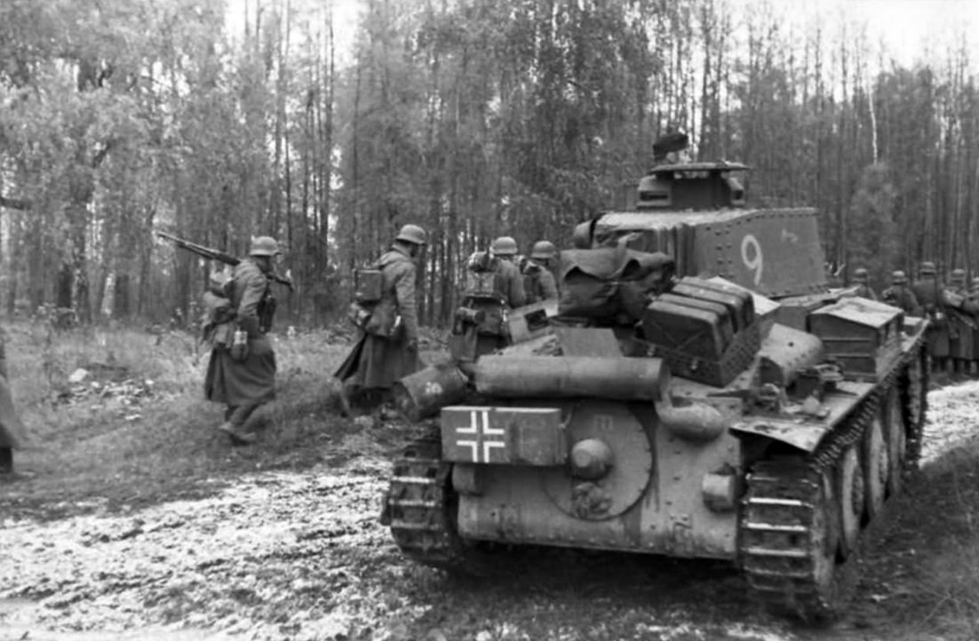 Наступление вермахта на москву. 7 Танковая дивизия вермахта 1941 PZ Kpfw i. 20 Танковая дивизия вермахта. Танк PZ 38t 1941 год. Танк т-38 в годы ВОВ.