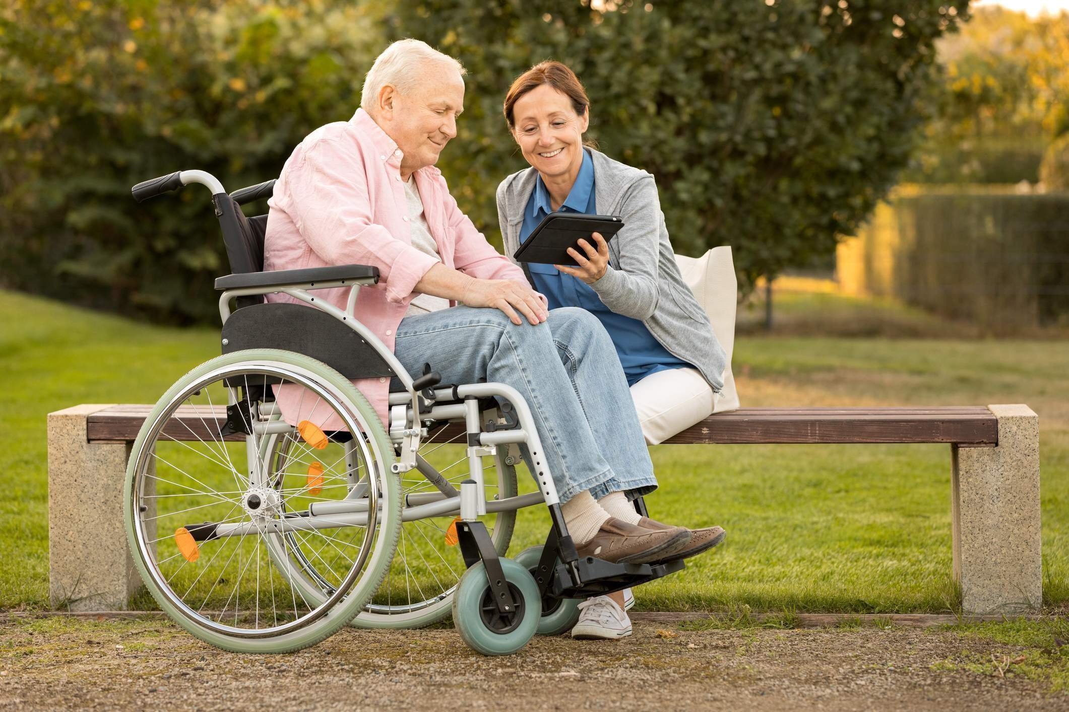 Пенсия и сын. Люди с ограниченными возможностями. Пожилые и инвалиды. Пенсионеры инвалидная коляска. Коляска для пенсионеров.