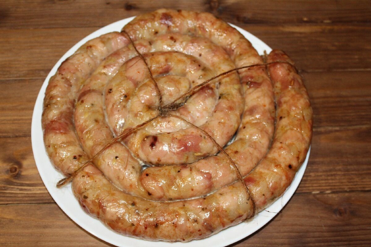 Колбаса домашняя жареная. Как приготовить домашнюю колбасу на сковороде. Колбаски на сковороде. Купаты по грузински. Купаты жареные на сковороде.