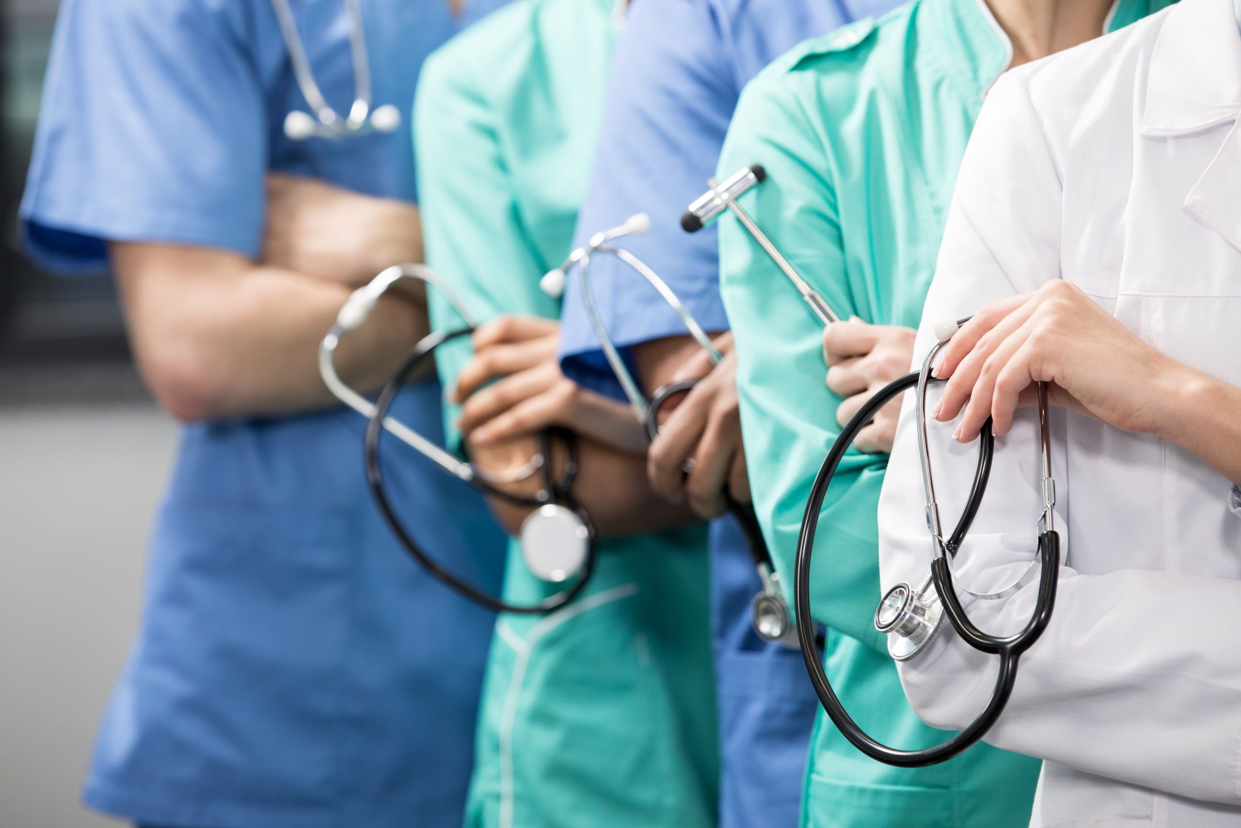 доктор с пациентом. врач пишет. инвалидность. страховая компания прогресс. медицинские услуги.