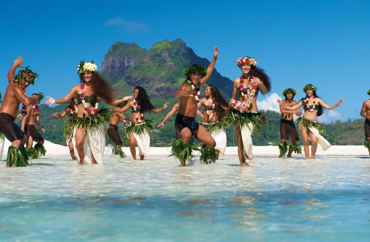Гавайи музыка. Таити французская Полинезия. Коренные жители на островах Бора Бора. Бора Бора на Таити. Французская Полинезия жители острова Таити.