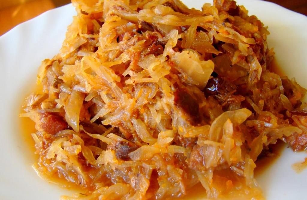 Мясо с капустой фото. Бигус. Капуста Бигус. Бигос Бигус. Капуста тушеная Бигус.