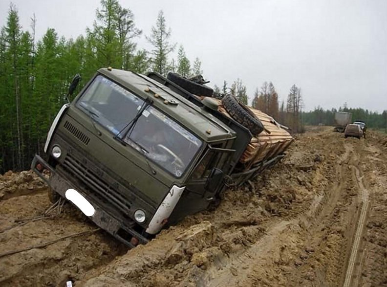 Фото сломанной автодороги в лесу