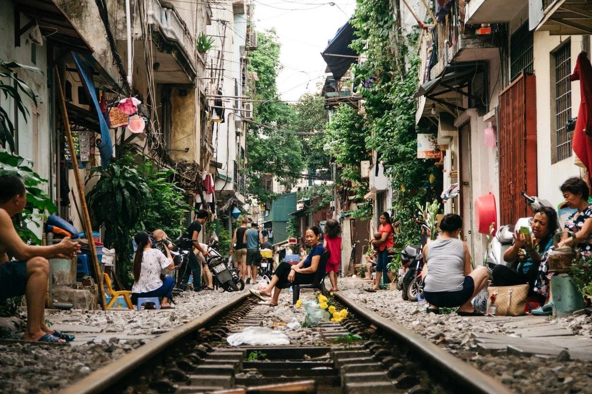 Ханой рассказ. Ханой Вьетнам железная дорога. Ханой стрит Train Street. Вьетнам Ханой улицы. Вьетнам Ханой поезд.