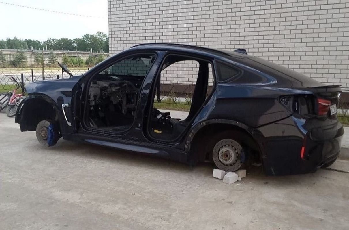 темный переулок лос анджелес. подворотни лос анджелес. тёмный переулок 19 века. евпатория ул водоразборная 13. черно белый двор.