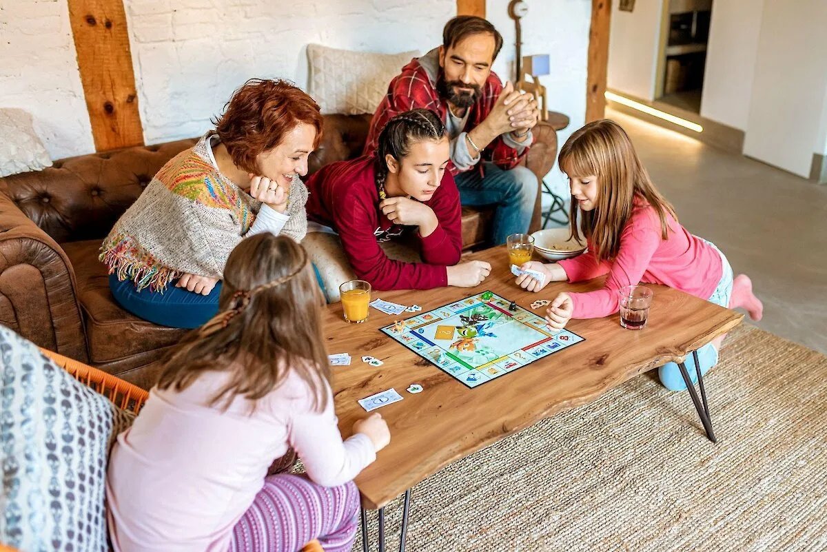 My parents at home. Семья играет в настольные игры. Настольная игра «о семье». Семья в доме за настольными играми. Дети играющие в настольные игры.