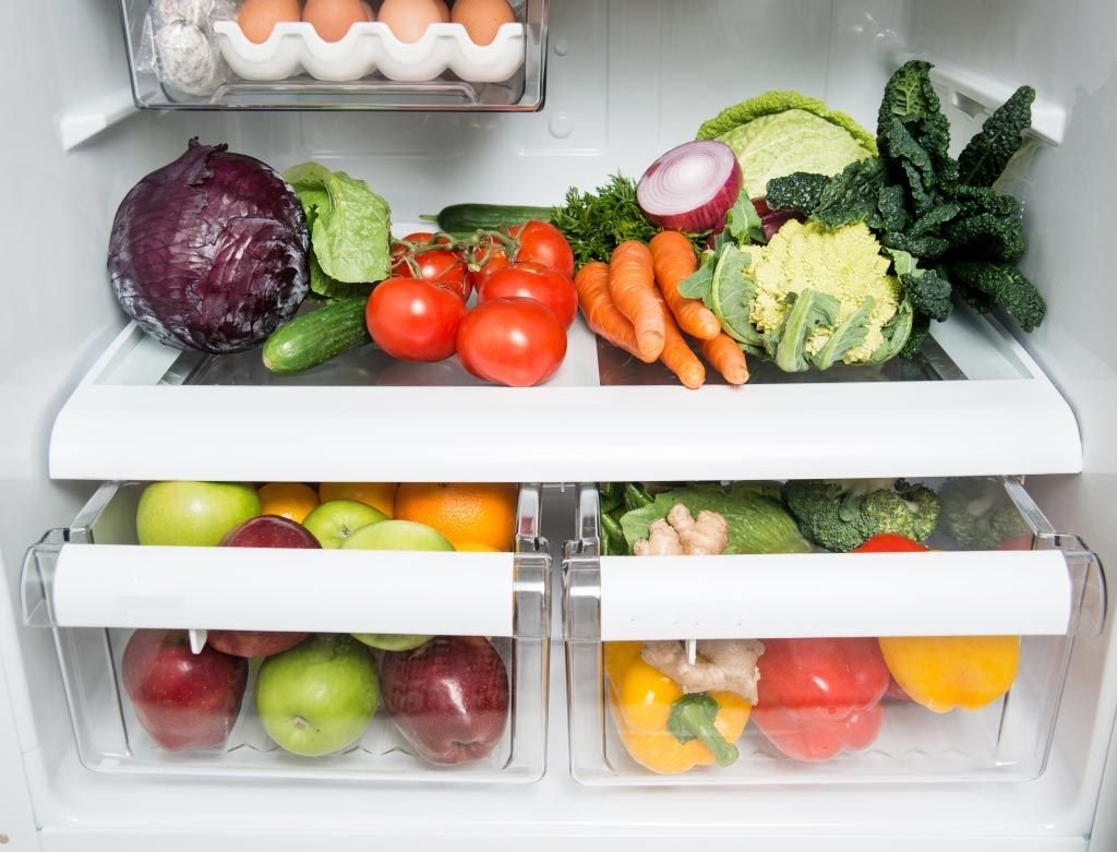 Как сохранить лимон в холодильнике. Холодильник для овощей. Овощи и фрукты хранение. Холодильник с продуктами. Хранение в холодильнике.