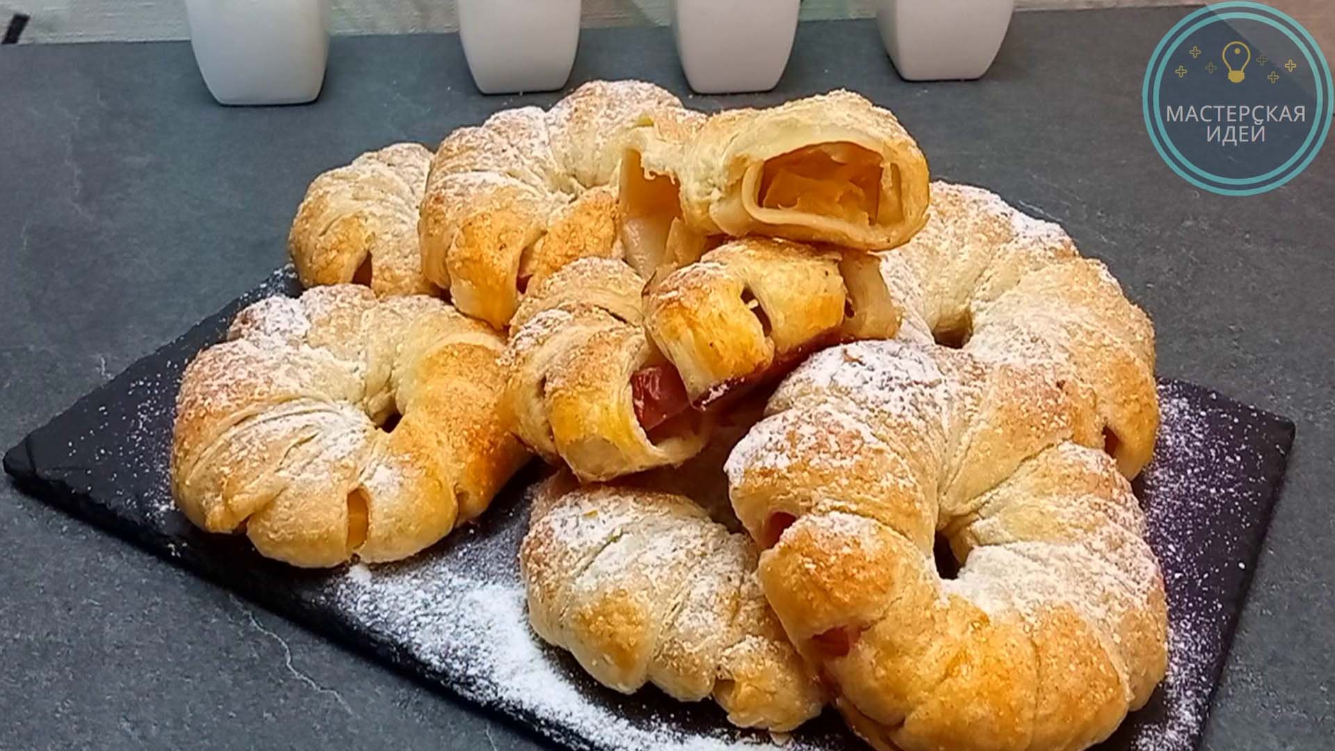 Рецепт яблок в тесте фото. Яблоки в слоеном тесте. Яблочные Колечки в тесте. Яблочные Колечки в слоеном тесте. Кольца яблок в слоеном тесте.