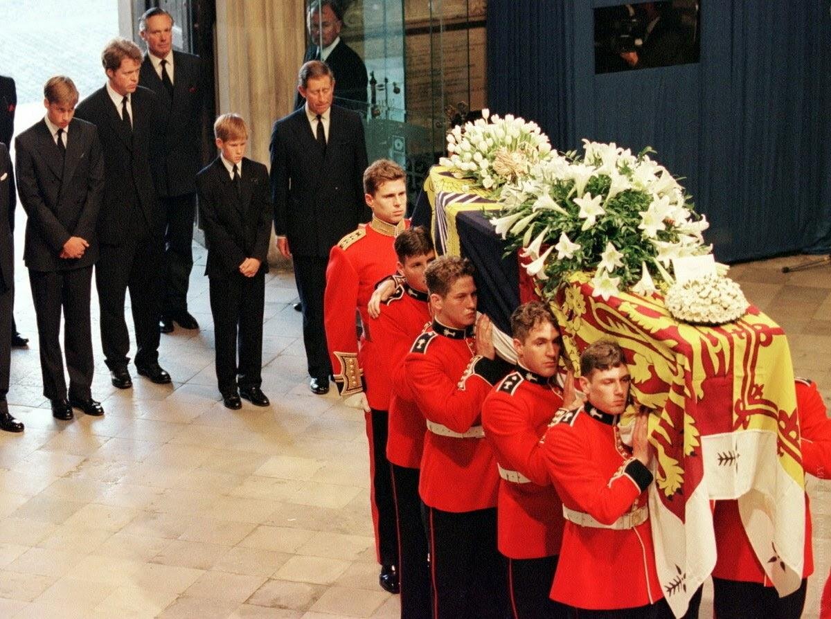 Принц Уильям на похоронах