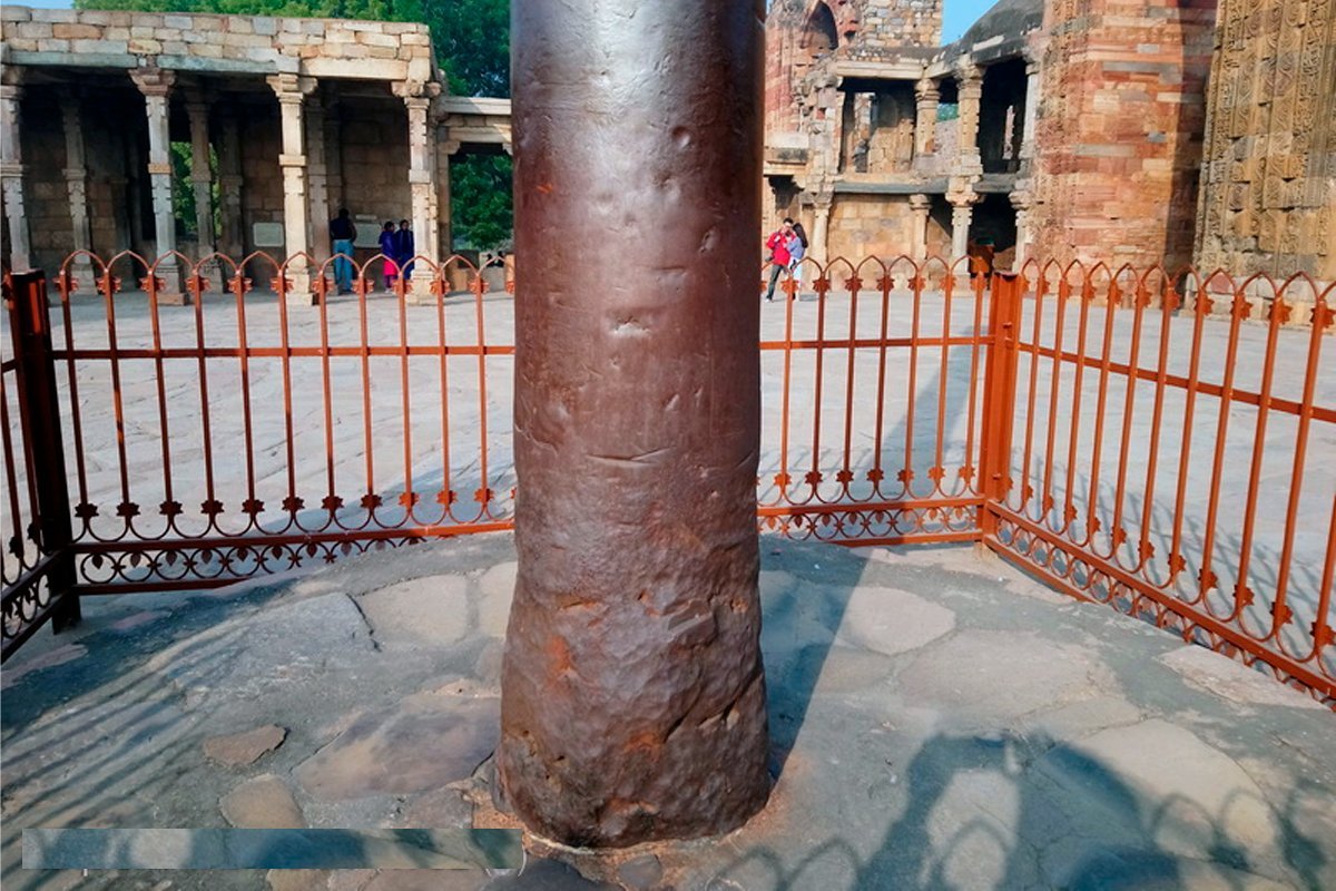 Отлитую из чистого железа. Кутб Минар железная колонна. Колонна Чандрагупты, Индия. Железный столб в Дели, Индия. Железная колонна в Дели (Индия),.