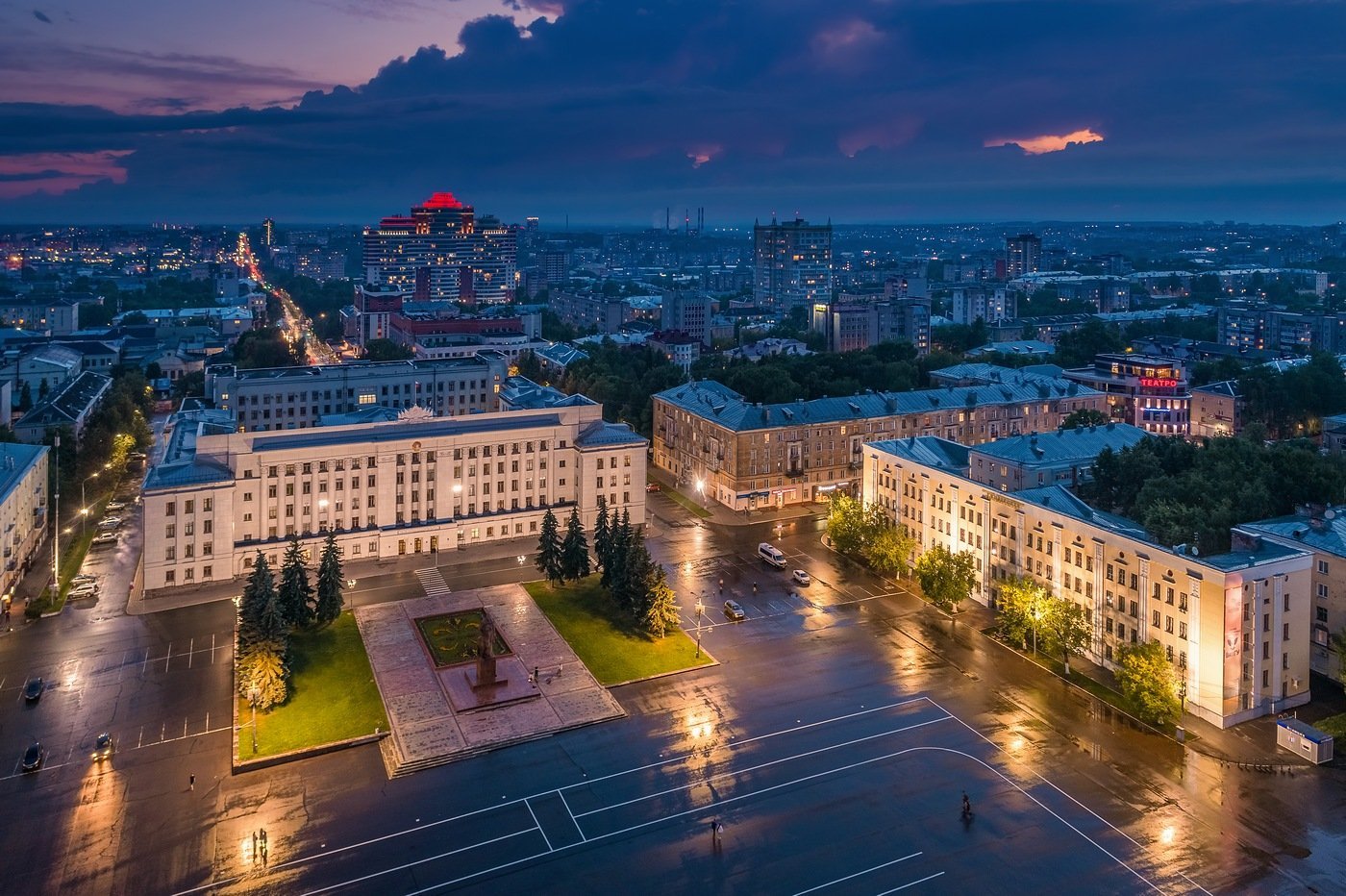 Gorod rus. Киров Театральная площадь с высоты птичьего полета. Город Киров с квадрокоптера. Киров красивые места. Киров с высоты.