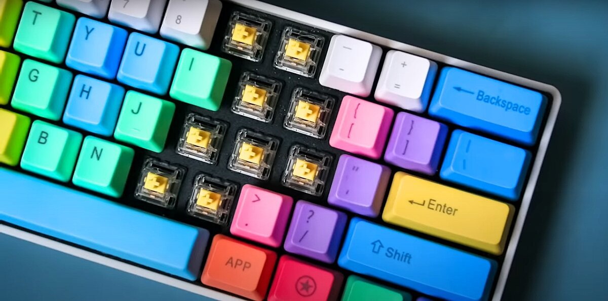 Выходит клавиатура. This is Plastic keycaps.