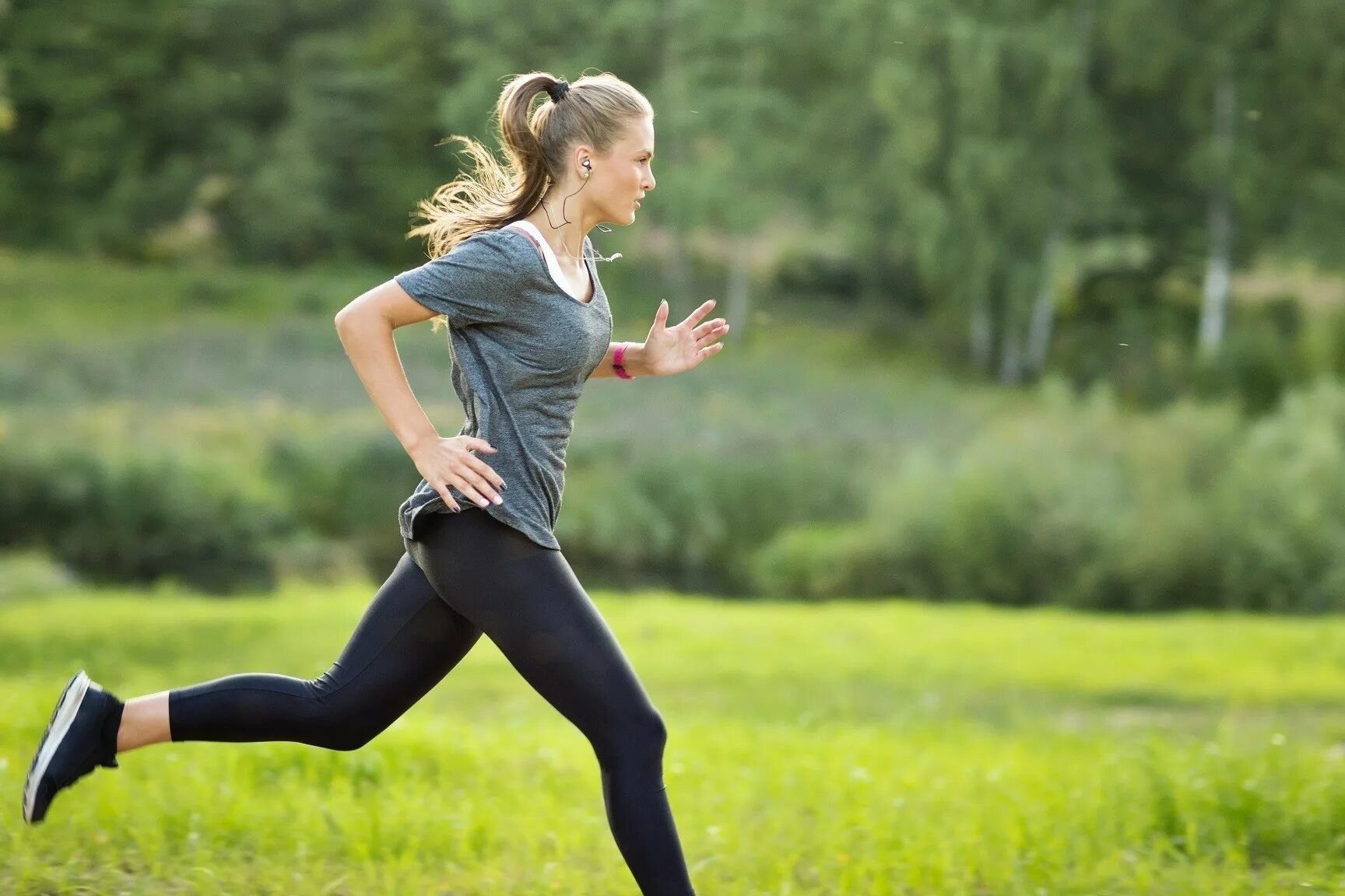 Running version. Девушка бежит. Женщина на пробежке. Женщина бегает. Бег в парке.