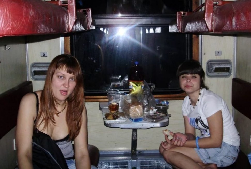 Жена изменила в поезде. Девушка в вагоне поезда. Попутчица в поезде.