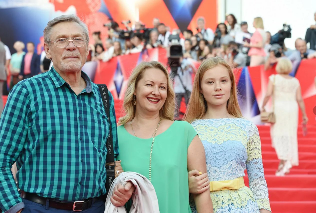 сколько актеру михайлову. александр михайлов дочь. анастасия михайлова семья. сколько актеру михайлову. оксана васильева и александр михайлов.