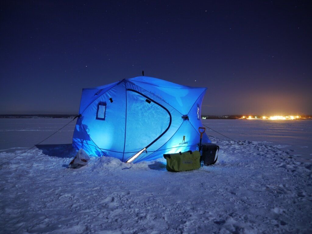 Зимняя рыбалка в палатке. Рыбацкая палатка на льду. Палатка зима. Зимняя рыбалка в палатке с ночевкой. Освещение в палатку для зимней рыбалки.