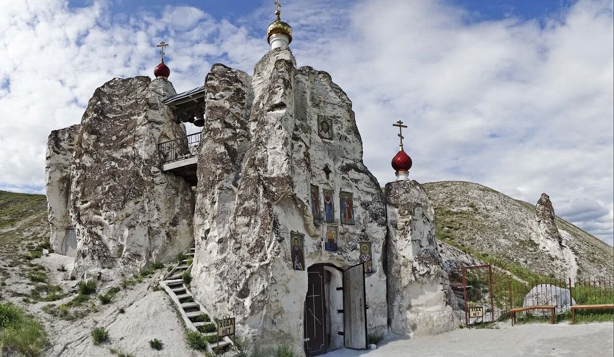 Церковь под. Костомаровский Спасский монастырь Воронежская область. Спасский женский монастырь в Костомарово Воронежской области. Спасский пещерный монастырь в Костомарово. Пещерный храм Костомаровский Спасский монастырь Воронежской области.