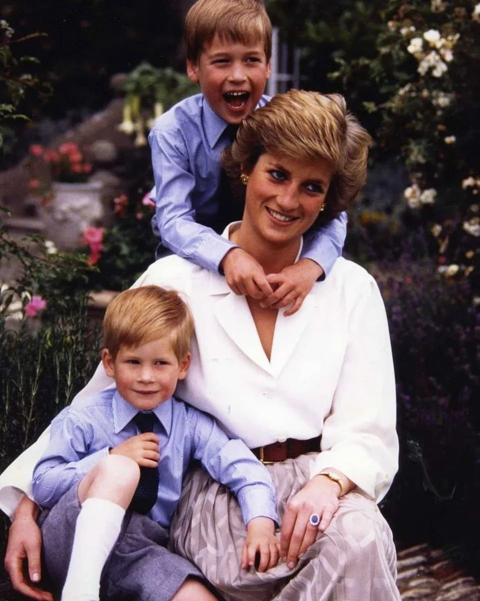 Принцесса диана 2021. Принцесса диана с семьей. Принцесса диана с детьми. Принцесса уэльская диана с детьми. Дети семьи дети из королевской семьи великобритании.
