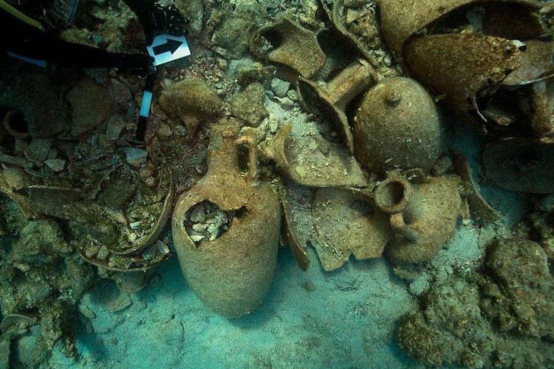 Дне со. Эгейское море затонувшие корабли. Находки на затонувших кораблях. Затонувшие древние корабли. Амфора на дне моря.