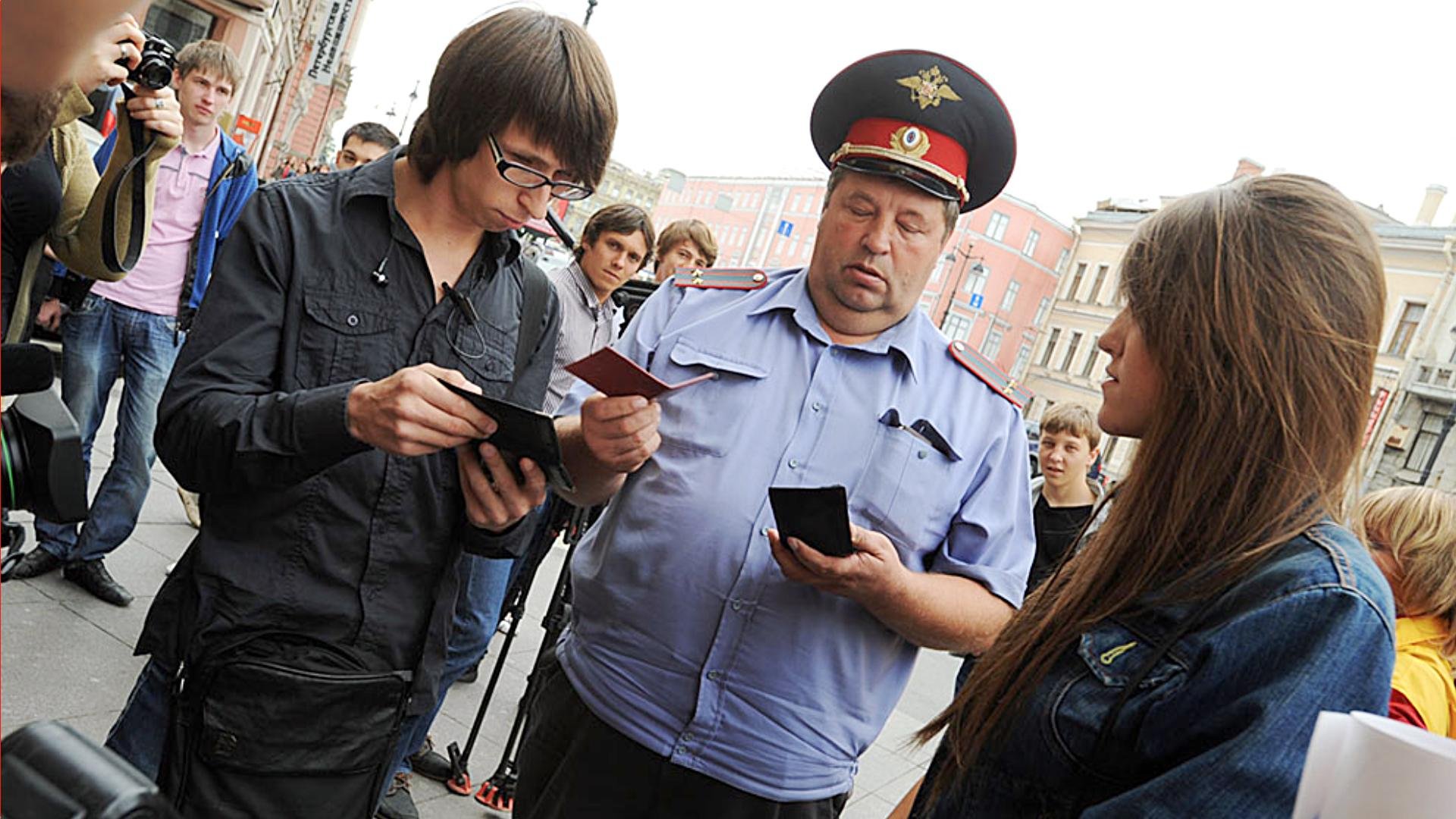 Полицейский проверяет документы