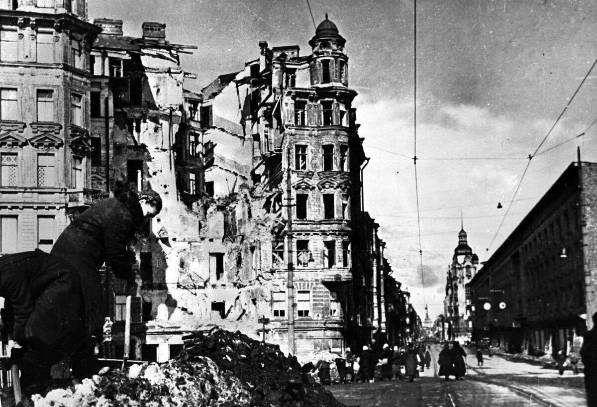 Ленинград улица пестеля в блокаду. 1942 год блокада ленинграда зима. Город блокады. Диорама блокада ленинграда музей победы. Диорама блокада ленинграда художник корнеев.