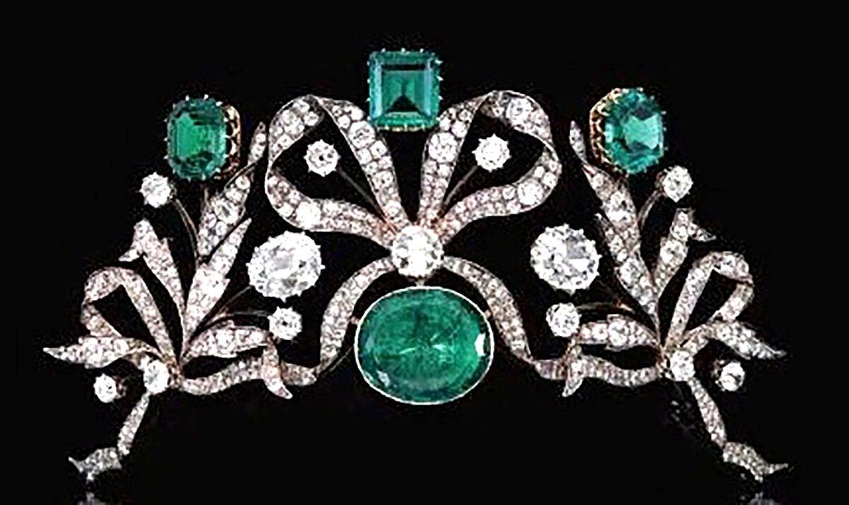 цейлонский сапфир из алмазного фонда. царские камни драгоценные. изумрудная парюра королевы. тиара принцессы изумруд. елизавета во владимирской тиаре с изумрудами.