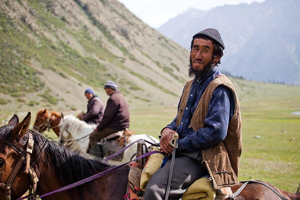 Киргизы автор. Джайлоо Киргизия Чабан. Киргизия пастух. Ущелье Джууку Киргизия. Киргизы кочевники.