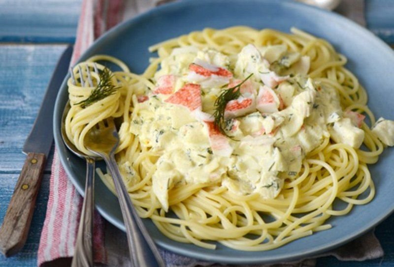 спагетти с крабом. салат из макарон быстрого приготовления с колбасой. макароны с крабовыми палочками. с чем приготовить макароны. крабовые палочки вермишель.