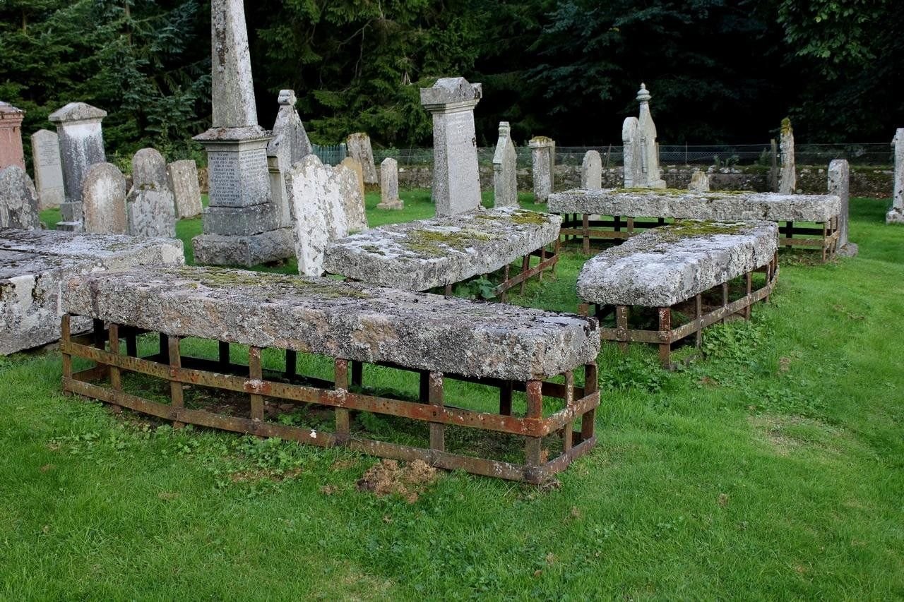 Похоронен на английском. Решетки на могилах Англия 18 век. Мортсейф Англия. Могилы 18 века в Англии. Средневековое кладбище.