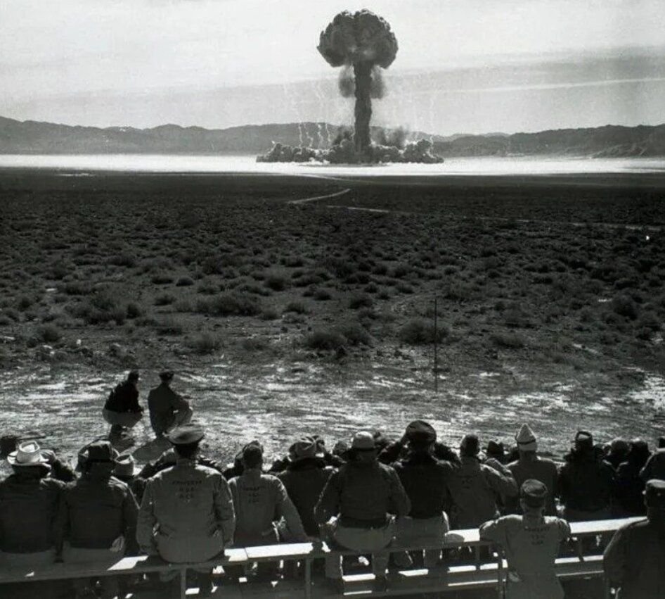 Nuclear testing. Испытания атомной бомбы Невада 1955. Испытание атомной бомбы в США. Ядерный взрыв в США 50е. Ядерные испытания США 50-Х.