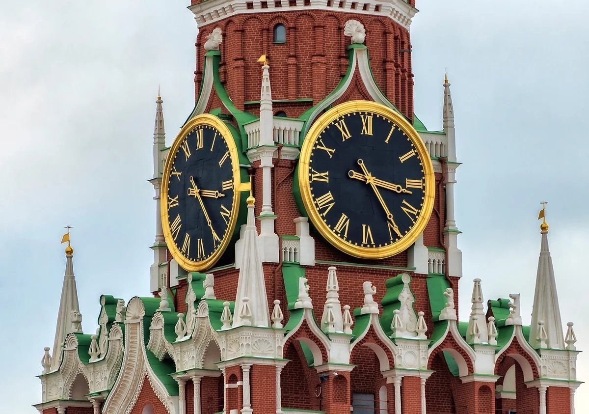 Кремлёвские куранты на Спасской башне Московского Кремля