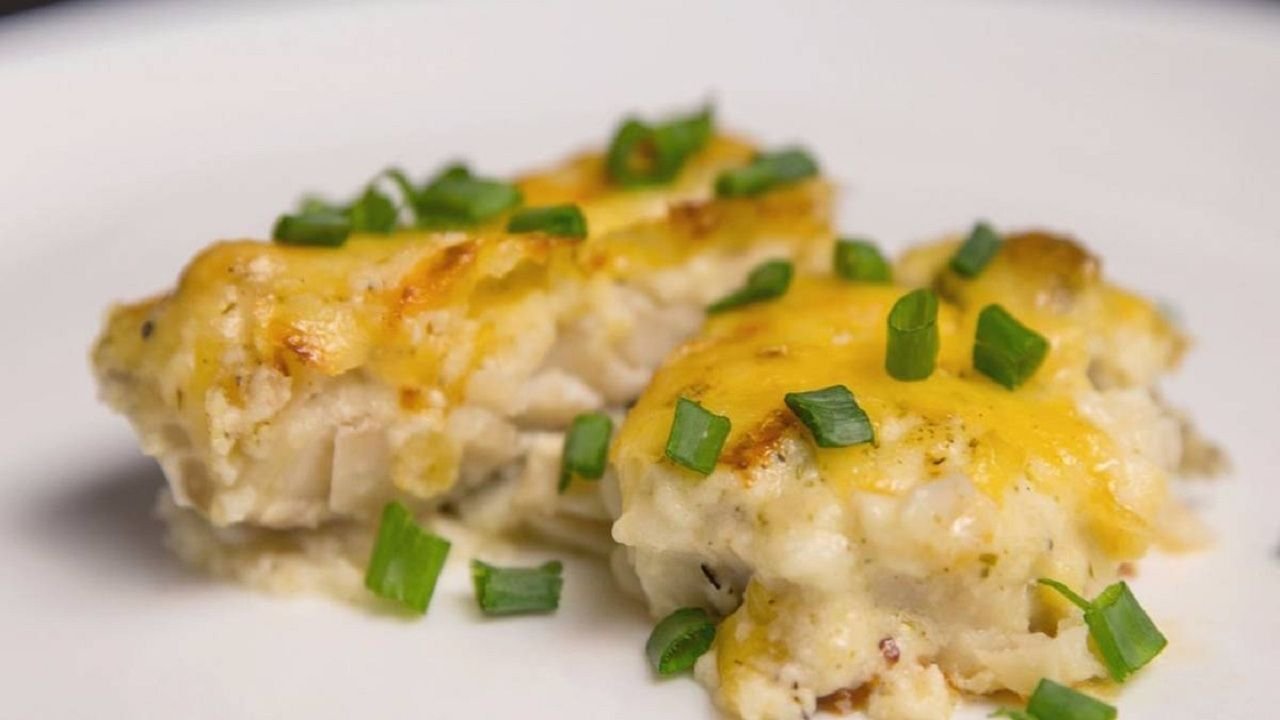 рыба запеченная с овощами. минтай в духовке самый вкусный диетический. минтай в духовке самый вкусный диетический. треска с картошкой в духовке. рыба минтай в духовке с овощами.