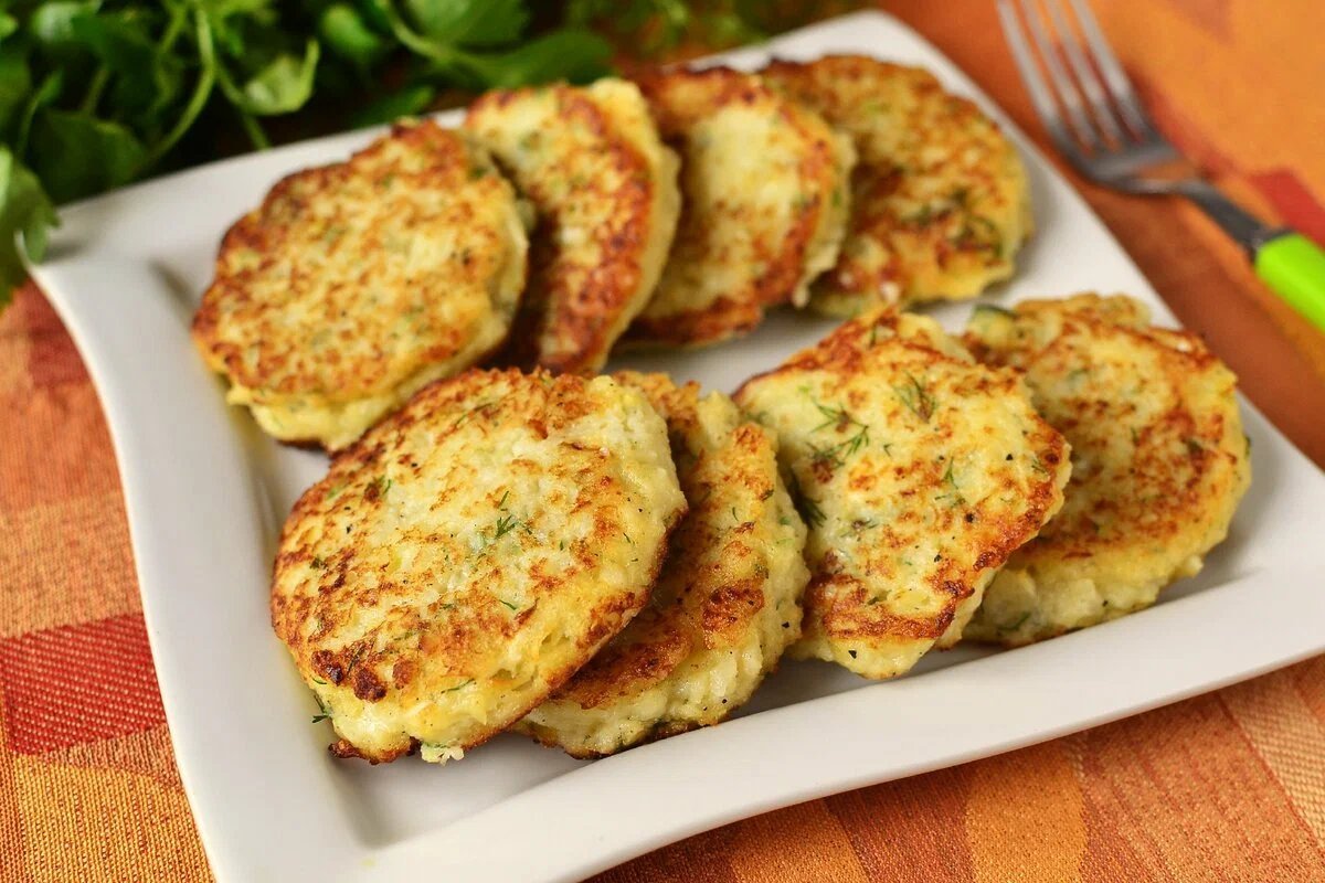 капустные котлеты. котлеты с капустой. котлеты. котлеты из цветной капусты на сковороде. капустные котлеты.