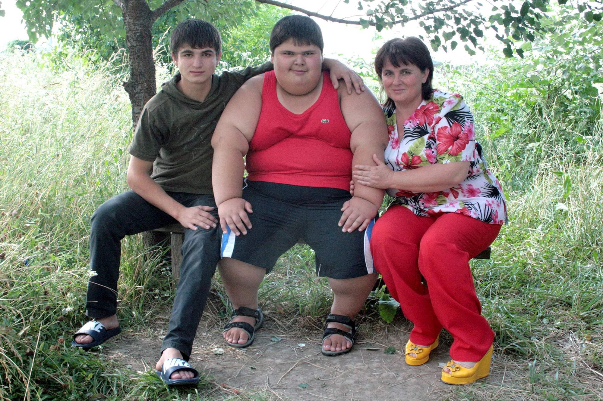 Огромный толстый мальчику. Джамбулат Хатохов. Самый толстый мальчик в мире Джамбулат Хатохов. Джамбулат Хатохов рост. Джамбулат Хатохов семья.