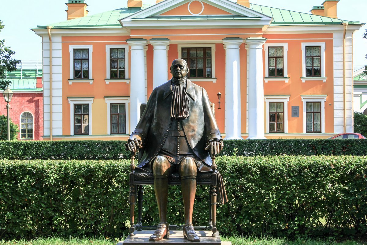 Петропавловская крепость в санкт петербурге памятник петру. Памятник Петру 1 в Петропавловской крепости. Шемякин памятник Петру 1 в Петропавловской крепости. Статуя Петра 1 в Петропавловской крепости.