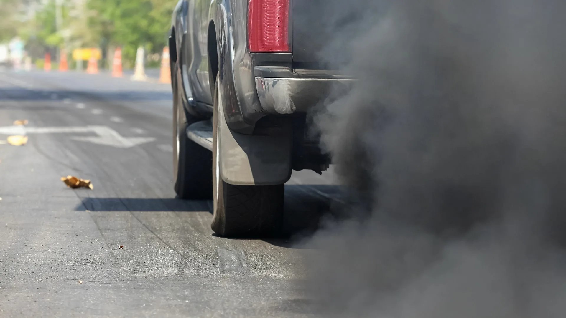 Выхлопные газы машин. Загрязнение воздуха машинами. Выхлопные ГАЗЫ. Машины загрязняют воздух. Машины загрязняют атмосферу.