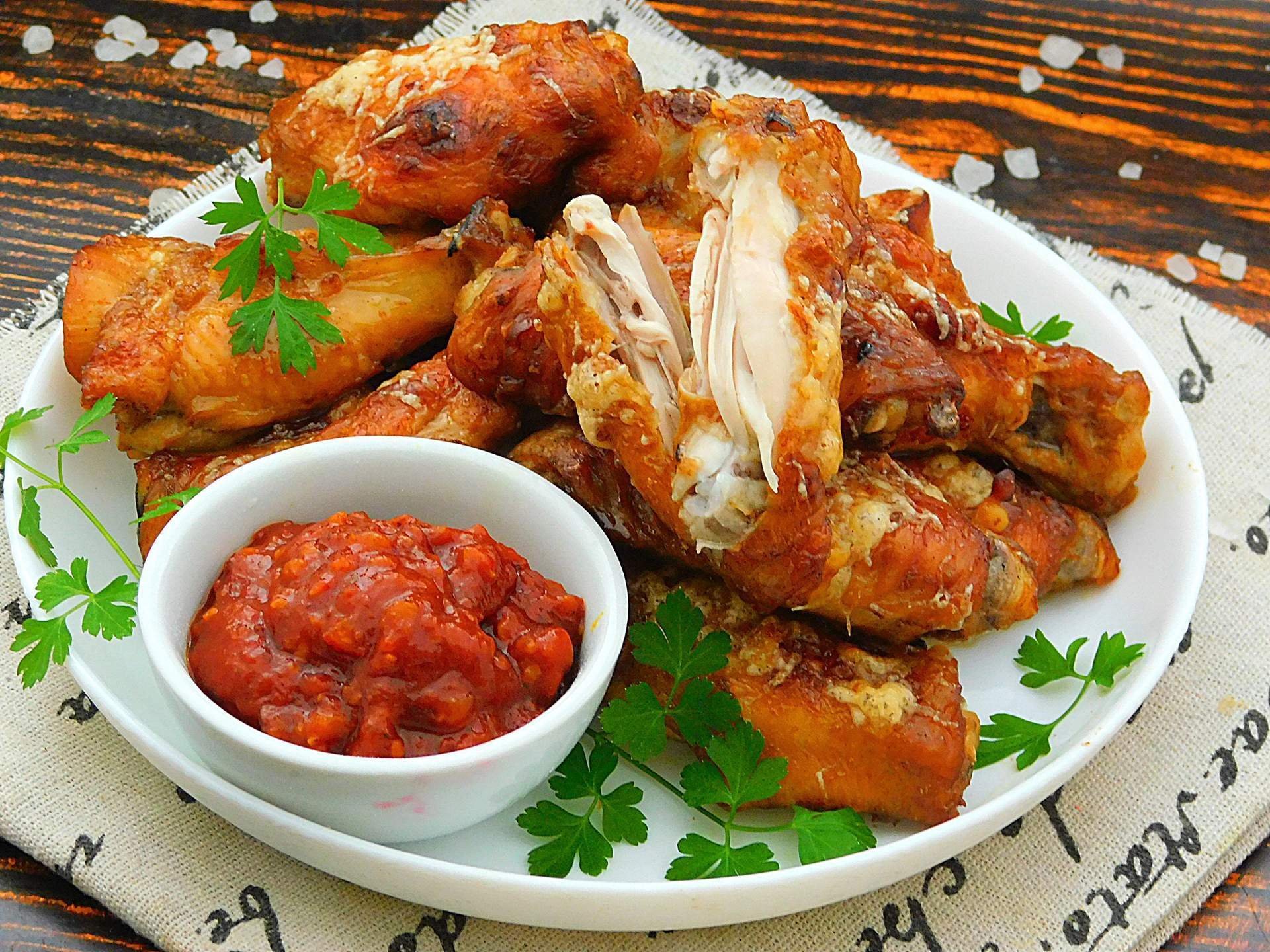 Крылышки в духовке с хрустящей корочкой с картошкой. Крылышки барбекю в духовке с хрустящей корочкой. Куриные крылышки в духовке с корочкой хрустящие. Крылья в духовке с корочкой. Крылышки куриные чикен вингс.